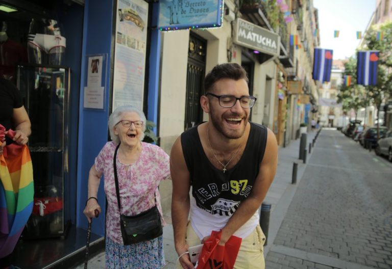 Dos vecinos conversan durante el orgullo gay en Madrid