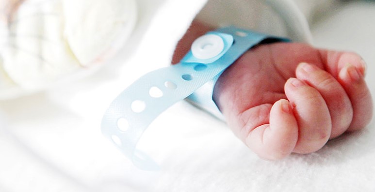gestación subrogada en EEUU - mano de bebé
