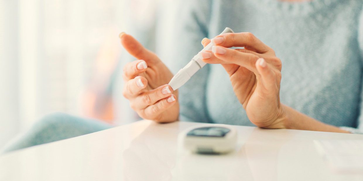 cirugía para la diabetes en España - mujer con medidor