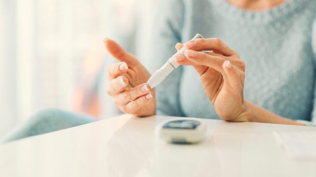 cirugía para la diabetes en España - mujer con medidor