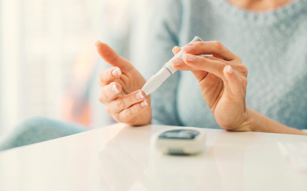 cirugía para la diabetes en España - mujer con medidor