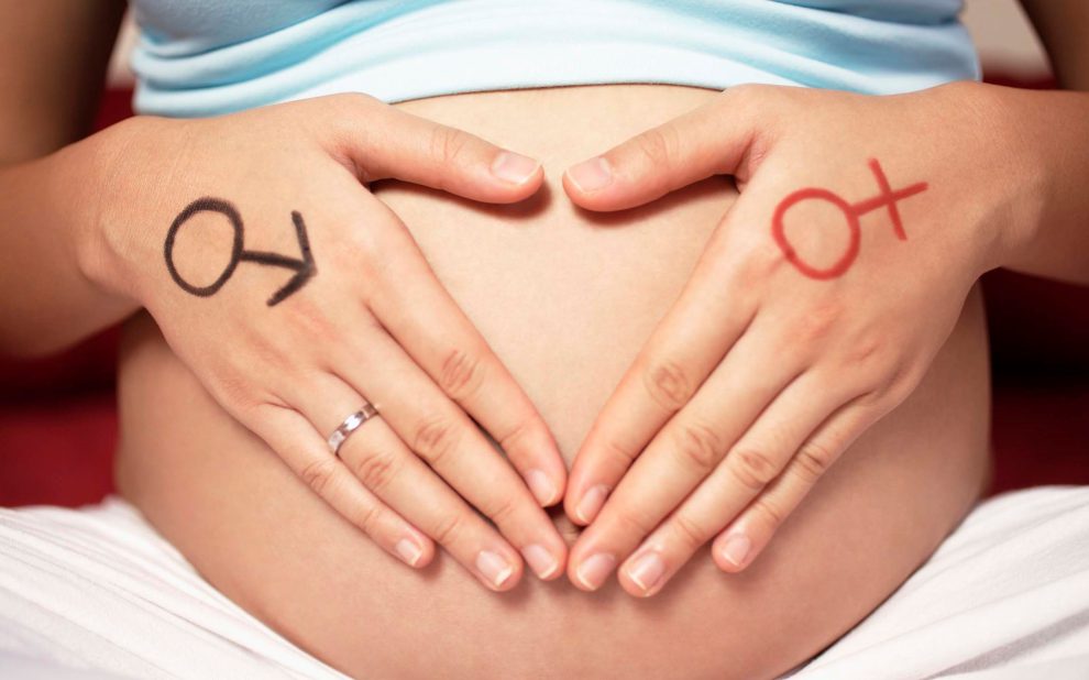 Pregnant Woman with Gender Symbols on Her Hands seleccion sexo bebé México - manos