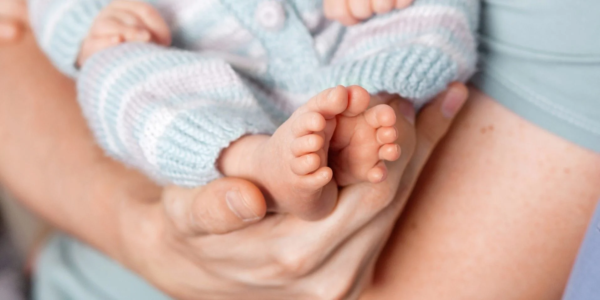 Gestación subrogada en Georgia - manos