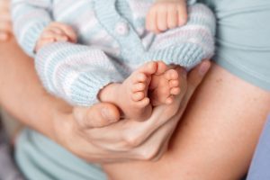 Gestación subrogada en Georgia - manos