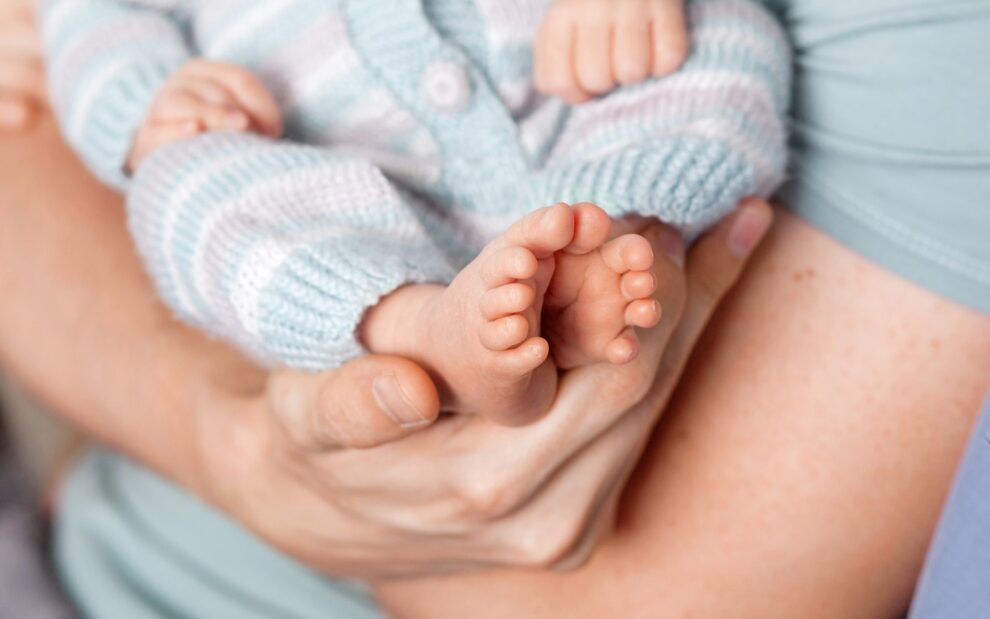 Gestación subrogada en Georgia - manos