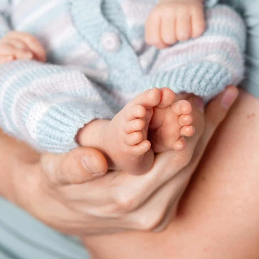 Gestación subrogada en Georgia - manos