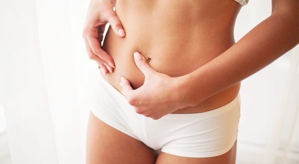 abdominoplastia - mujer pellizcandose