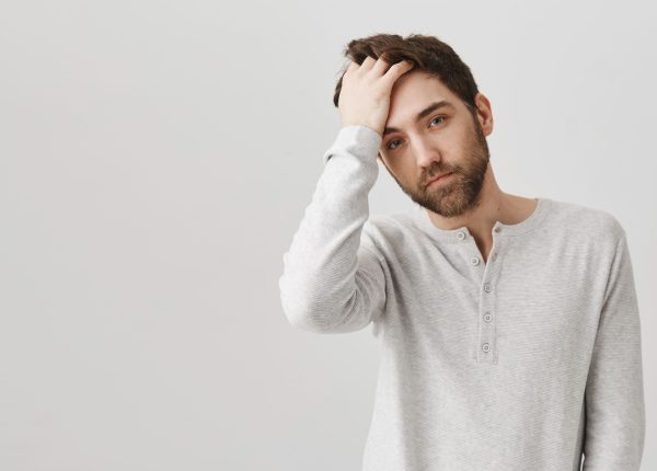 implante capilar - hombre con la mano en el pelo