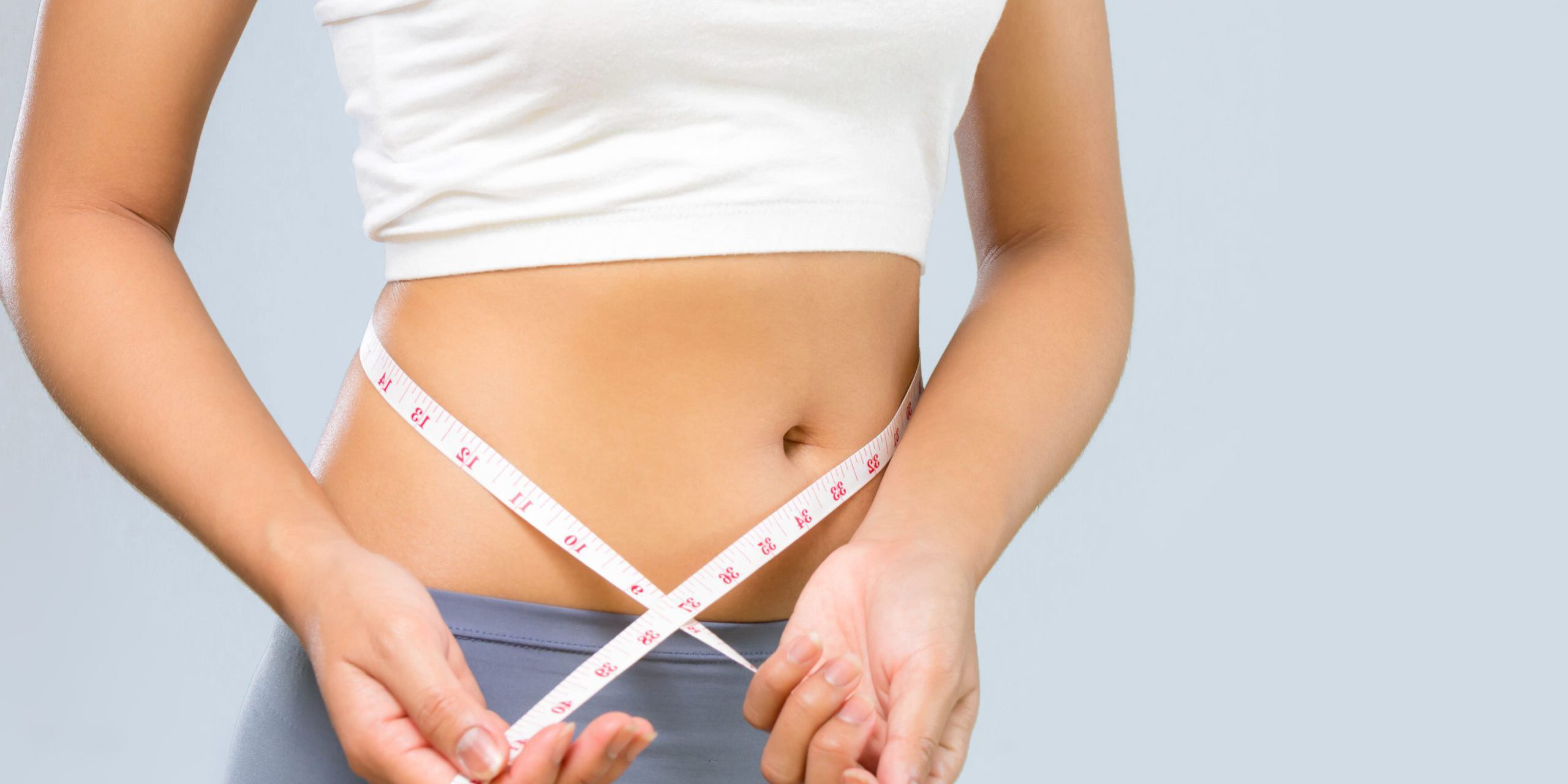 cirugía bariátrica en turquía - chica con cinta de medir