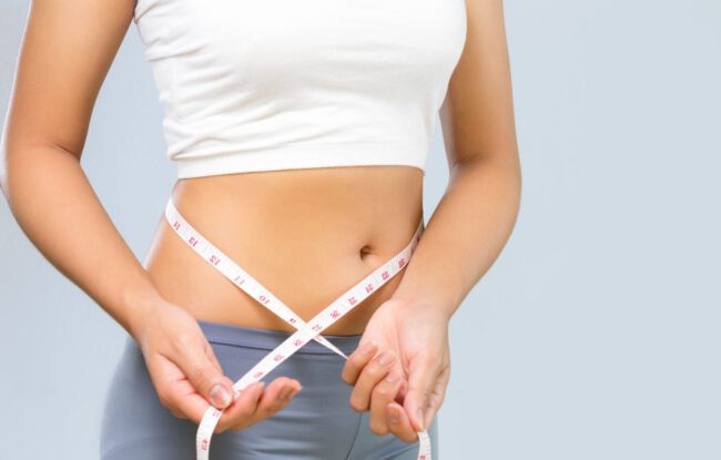 cirugía bariátrica en turquía - chica con cinta de medir