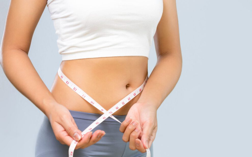 cirugía bariátrica en turquía - chica con cinta de medir