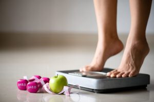 cirugía bariátrica en turquía - chica pesándose