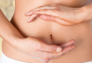 reduccion de estomago con cirugia - manos sobre el vientre