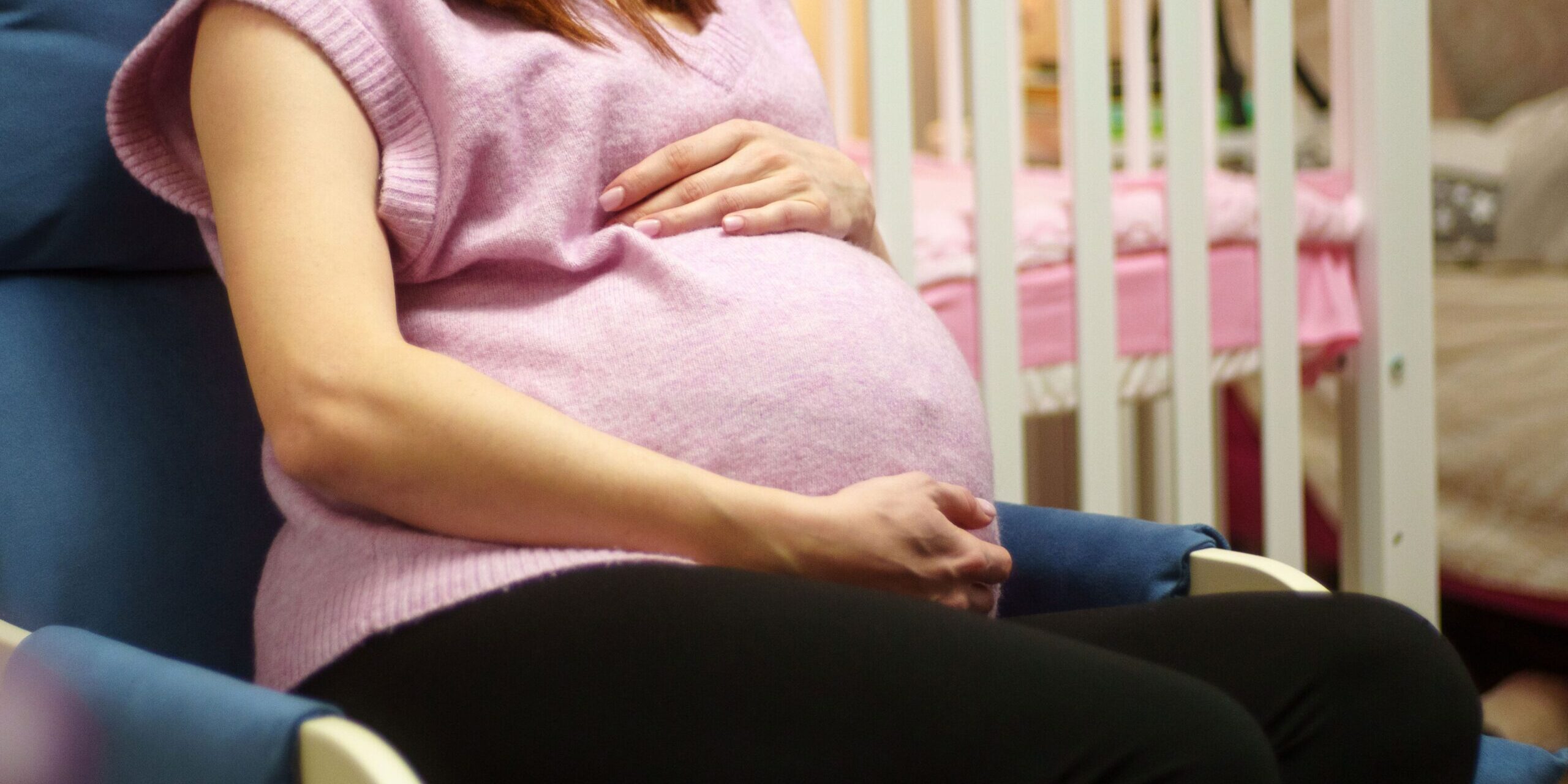 surrogacy in the US – woman sitting on the blue sofa