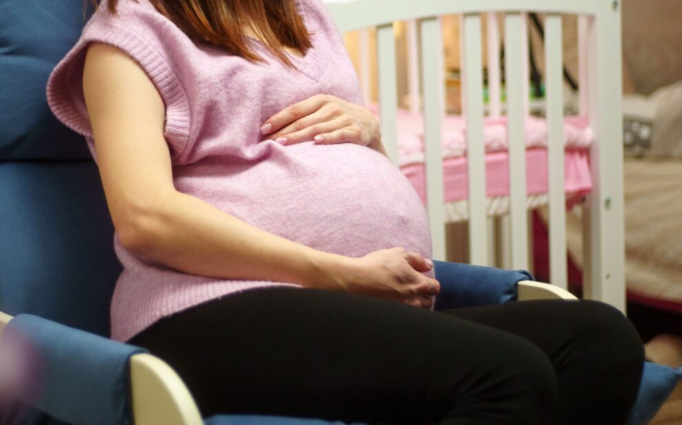 surrogacy in the US – woman sitting on the blue sofa