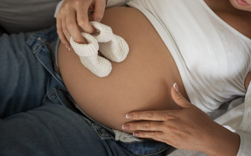 gestational surrogacy in the US- mujer tumbada zaptos en mano