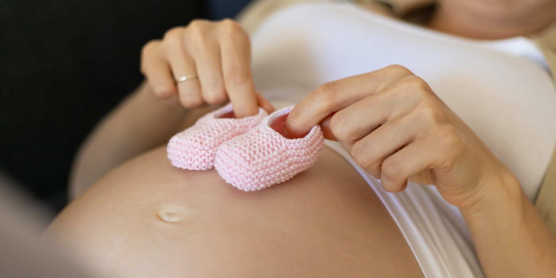 surrogate pregnancy in Colombia - pink shoes