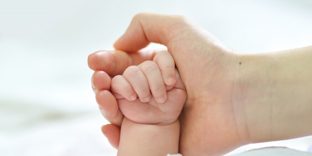 gestación subrogada en Colombia-mano bebe