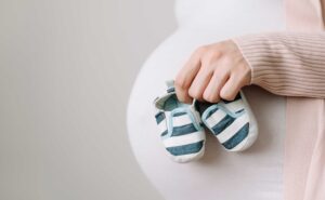 elegir sexo bebé - embarazada con zapatos bebé